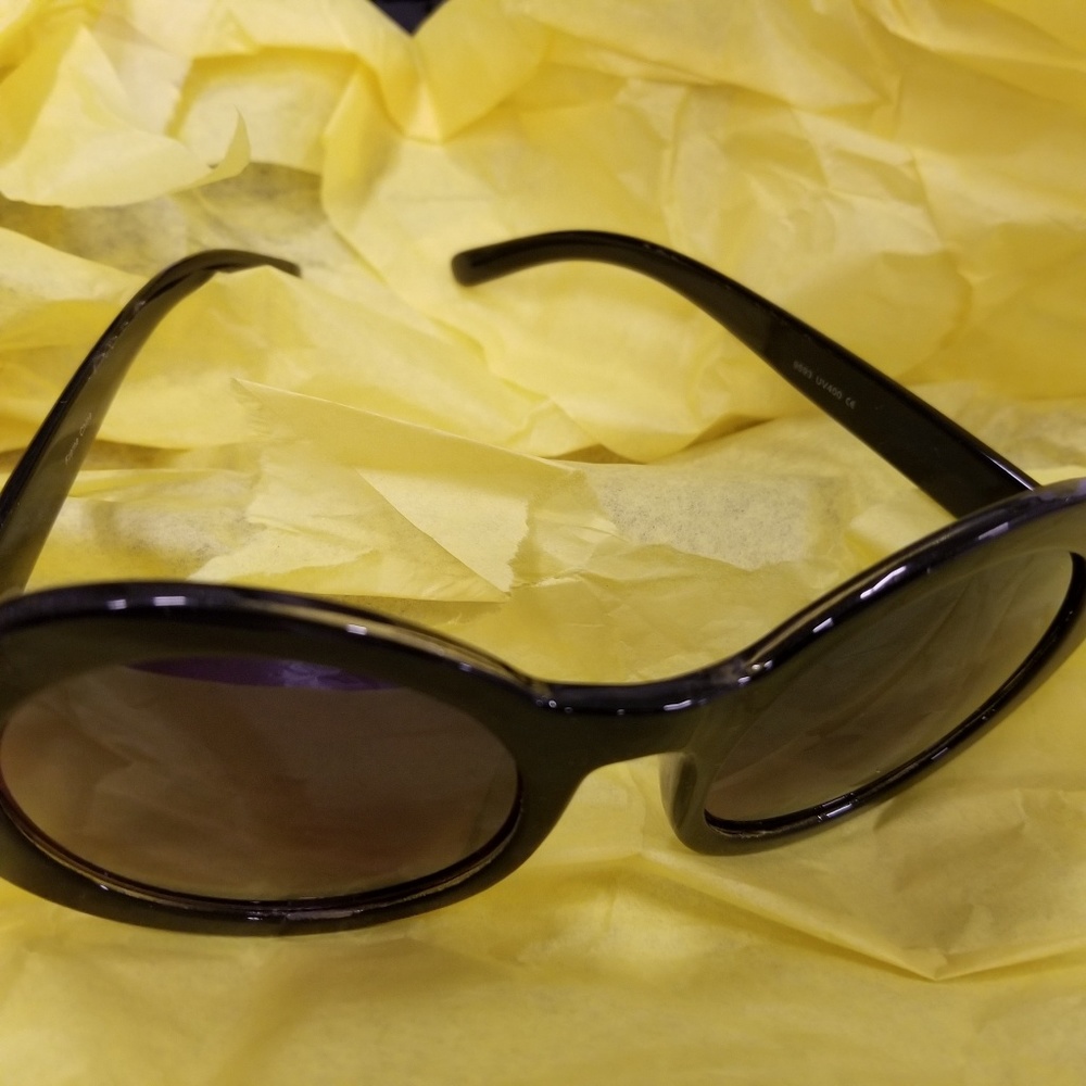 Black round frame sunglasses